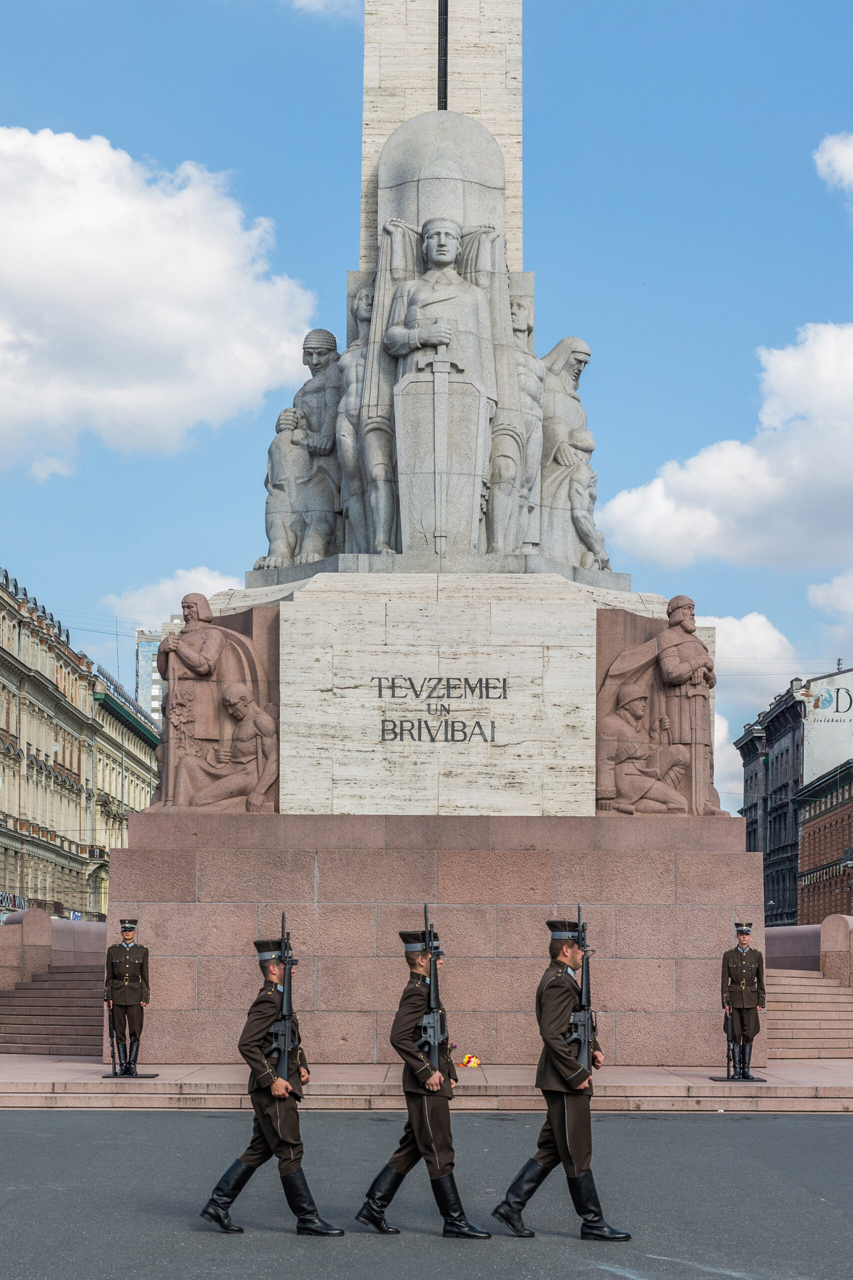 Freedom_Monument_Company_of_Guard_of_Honor,_Riga,_Latvia_-_Diliff